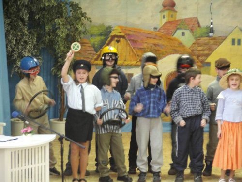 Hraje celá dědina aneb S veselou myslí na nesmysly. - 18.3.2006